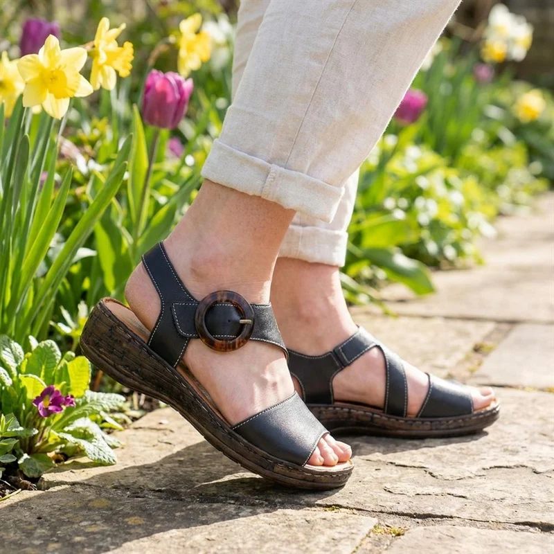 Wide Fit Leather Sandals With Buckle Fastening - LUCK43007 / 329 406 - Black