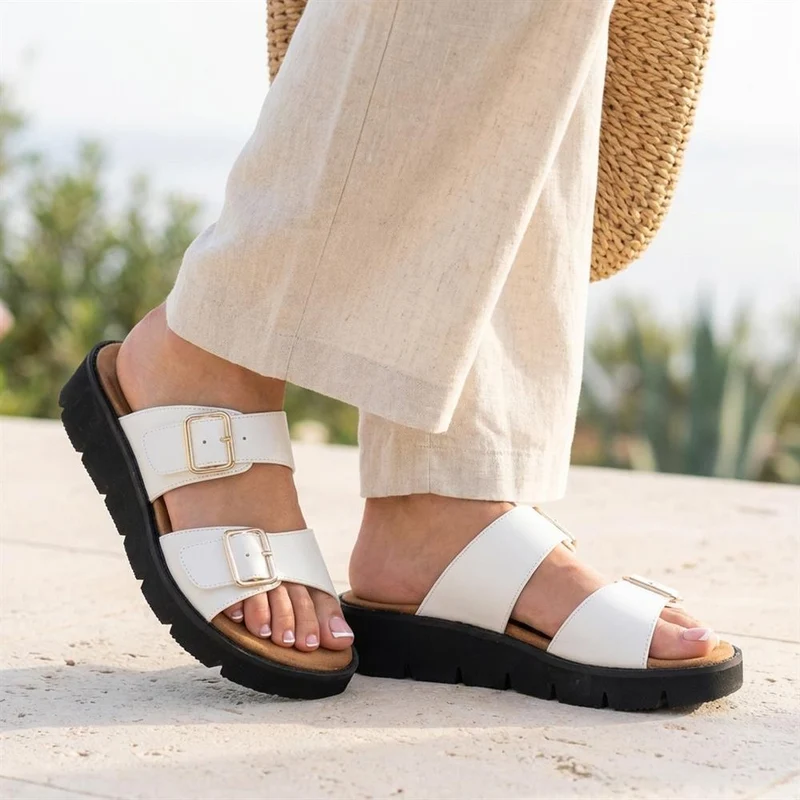 Wide Fit Cushioned Buckled Sandals - BAIZH43015 / 329 140 - White