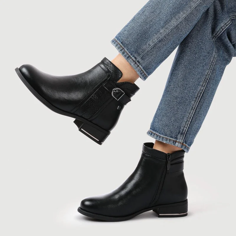 Block Heeled Ankle Boots With Inside Zip - WOIL42017 / 328 000 - Black