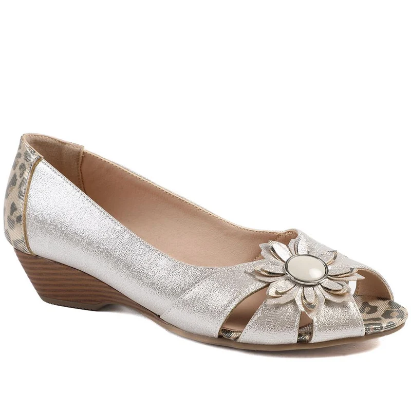 Flower Detail Peep Toe Wedge Pumps - WLIG43000 / 328 886 - Soft Gold