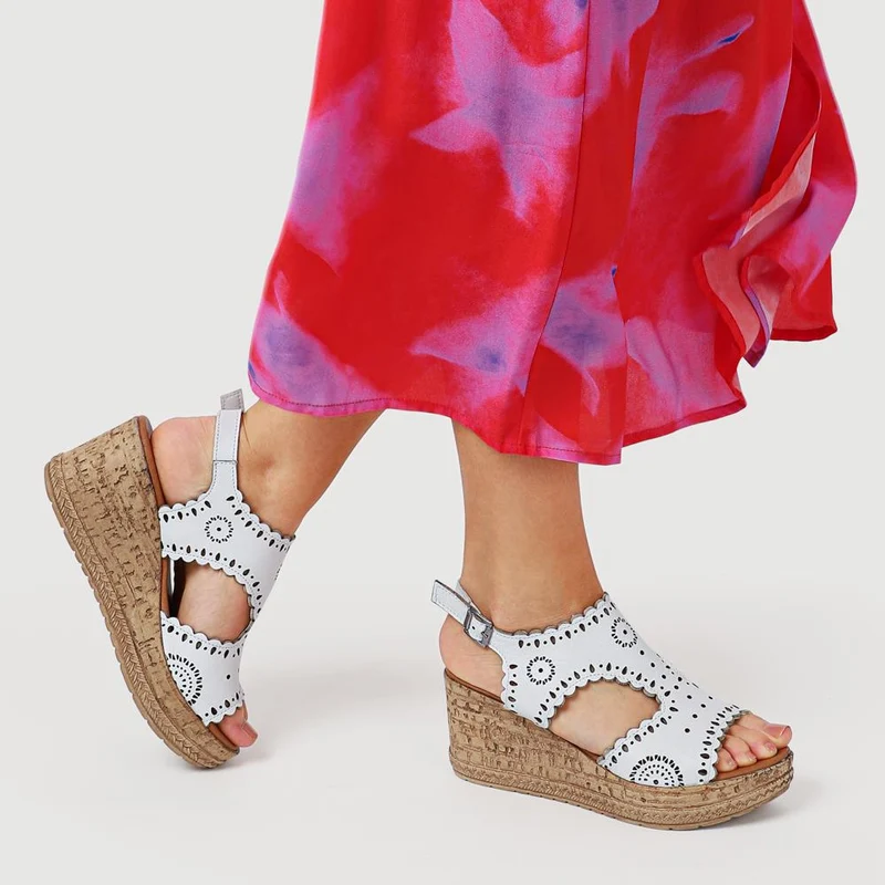 Leather Buckle-Fastening Wedge Sandals - LUCK41012 / 327 609 - White