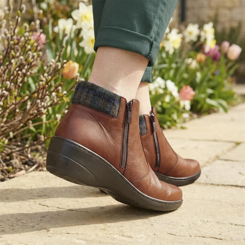 Wide-Fit Leather Lightweight Ankle Boots - LUCK42000 / 328 506 - Tan