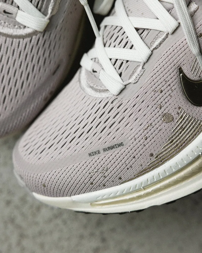 Nike Wmns Vomero 18 SE