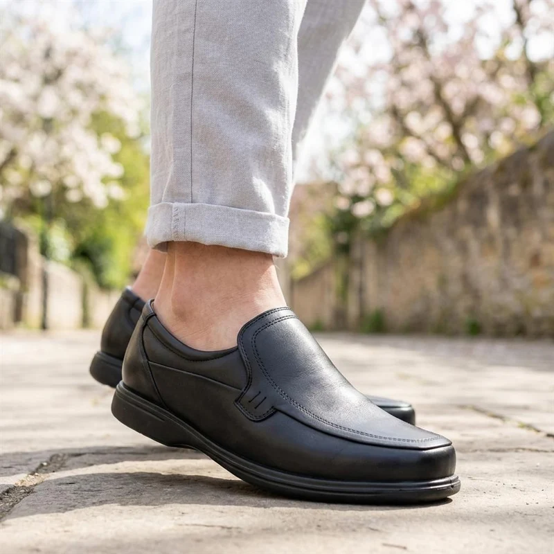 Wide Fit Smart Leather Slip On Shoes - MOEN43009 / 329 582 - Black