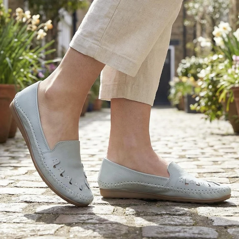 Leather Slip-On Pumps - GOKH29000 / 316 901 - Pale Blue