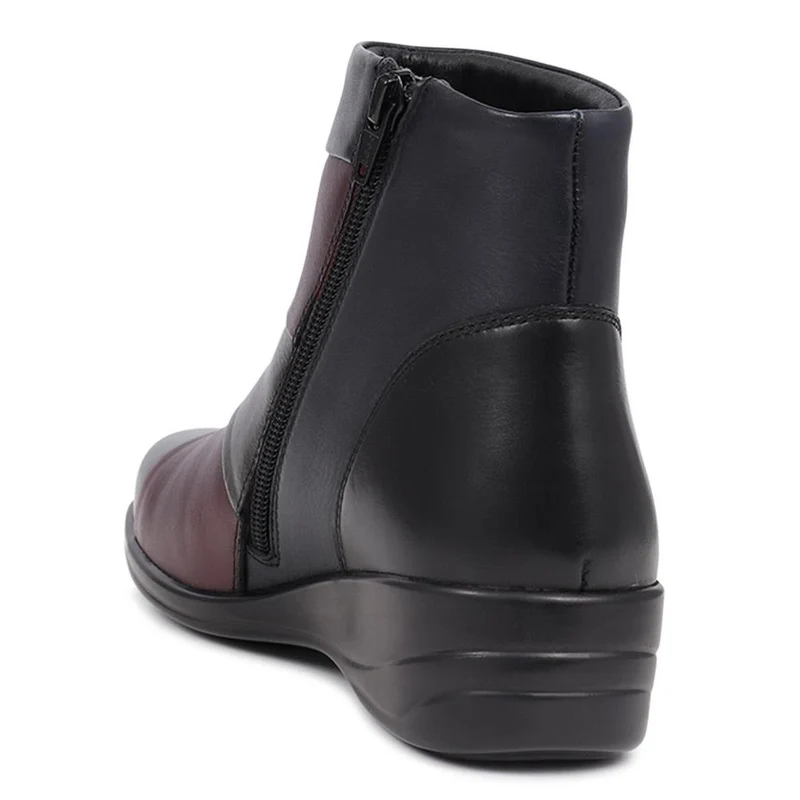 Wedged-Heel Ankle Boots - KF40003 / 326 514 - Black Multi