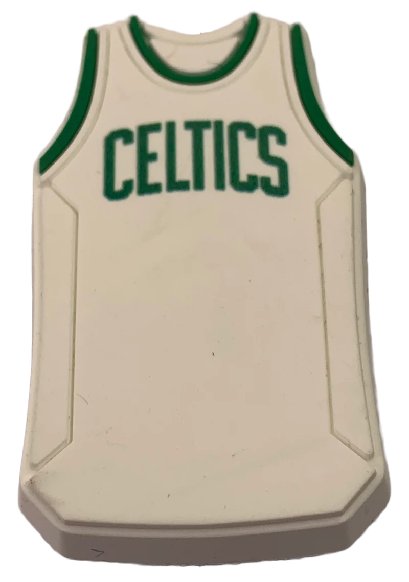 Crocs Jibbitz NBA Boston Celtics Anhänger aus weißem Trikot