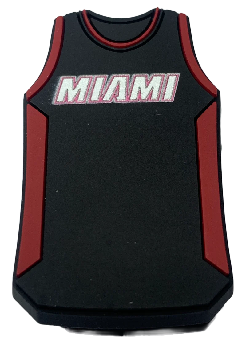 Crocs Jibbitz NBA Miami Heat Schwarzes Trikot-Anhänger