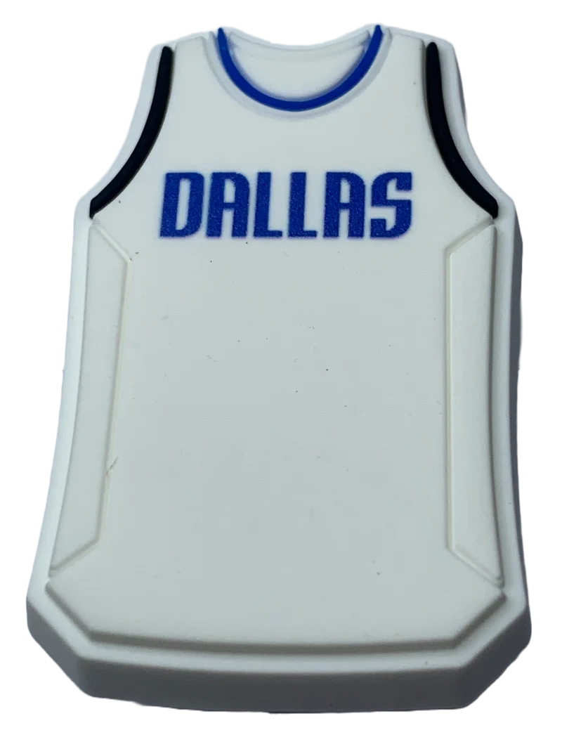 Crocs Jibbitz NBA Dallas Mavericks Anhänger aus weißem Trikot