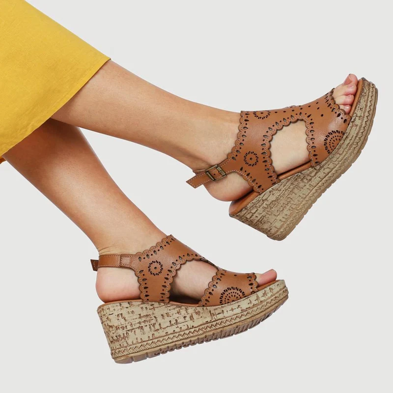 Leather Buckle-Fastening Wedge Sandals - LUCK41012 / 327 609 - Tan