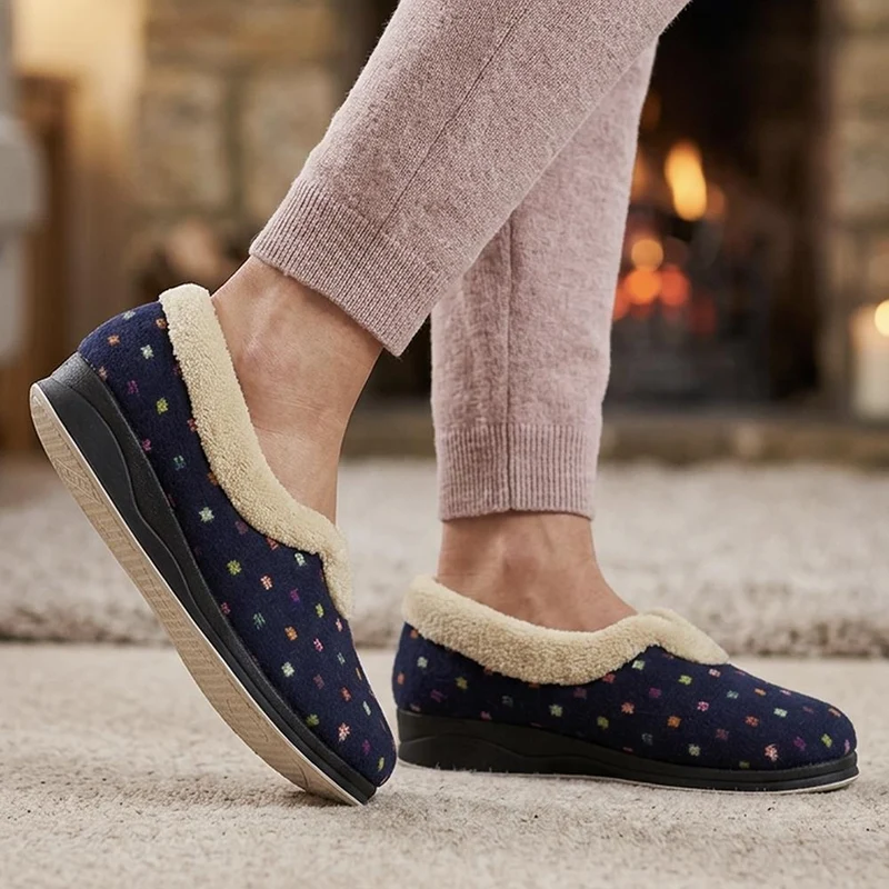 Wide Fit Polka Dot Slippers - QING34003 / 320 210 - Navy