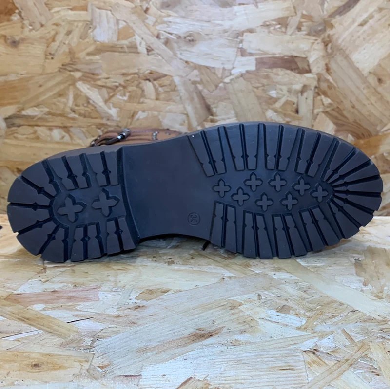 Carmela Modischer Damenstiefel aus Leder – Kamel